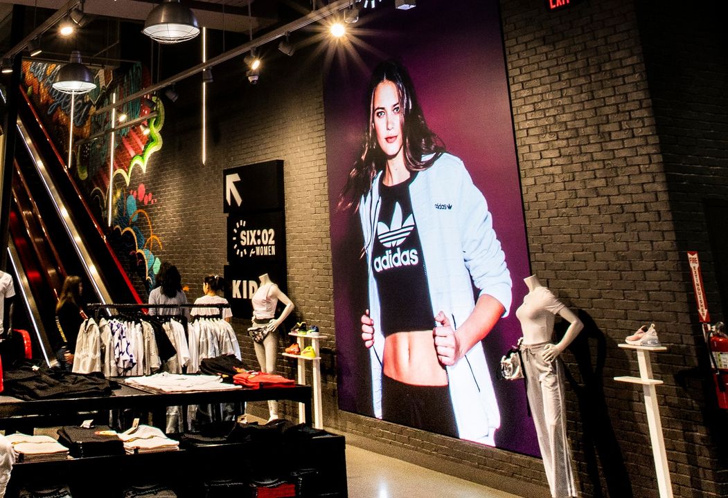 atsproled's tweet photo. 🌟 ATS #LEDThrowback Series 10: Hollywood &amp; Highland's Foot Locker dazzles with 4mm #dvLED screens, visible from the street &amp; enhancing the shopping experience.
 
🌆 #ATSPRO #TaylorLeds #RetailTech #ProAV #Hollywood #VisualTech #AVTweeps https://t.co/sqNLaJL5FE