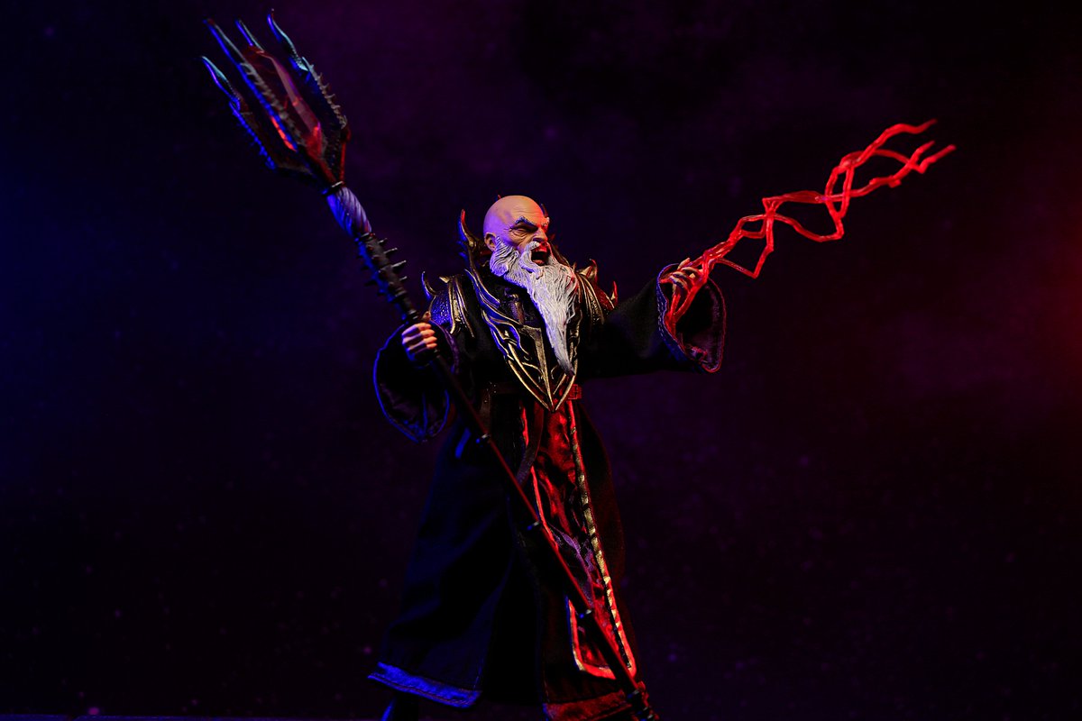 _Glasseater's tweet image. Everyone's grumpy grandpa is up for review! Arrizak!
youtu.be/xjHvVljt9Lk
A fully clothed figure, What's underneath that robe? Comes with some great effects and accessories, especially that alternate head! 
#mythiclegions #poxxus #arrazak #wizard #actionfigures