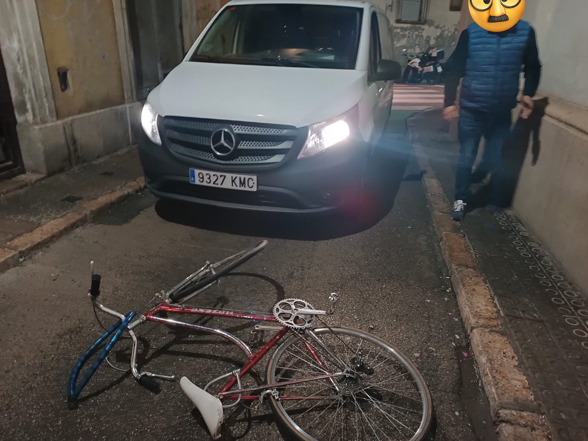 aidanaib's tweet photo. @ajuntamentvng @gerardllobet @juanluisruizvng 🚙🌪️ Una coseta @ajuntamentvng, abans de revertir mesures de protecció de vianants i bicicletes dins d'una zona pacificada, hauríeu de promoure campanyes d'educació viària adreçades als psicòpates que assetgen al volant. 

👇 Aquí teniu un exemplar, @PLVNG. https://t.co/jHqF3KABpO