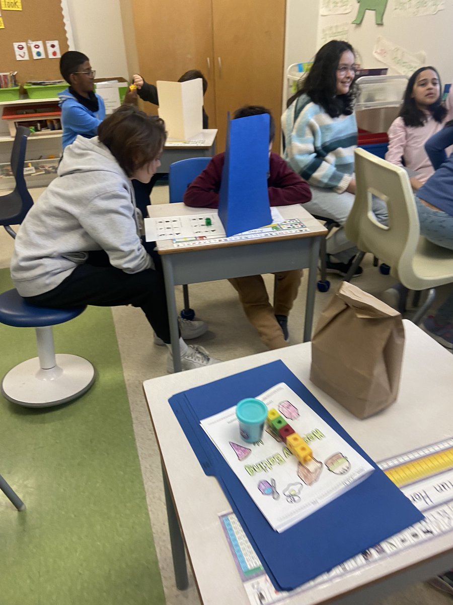 MmeSarah1's tweet photo. On aime lire et jouer avec nos amis de 2e. Nous sommes des leaders. @StEmilyOCSB @ocsbBonjour https://t.co/fjGneB98RR