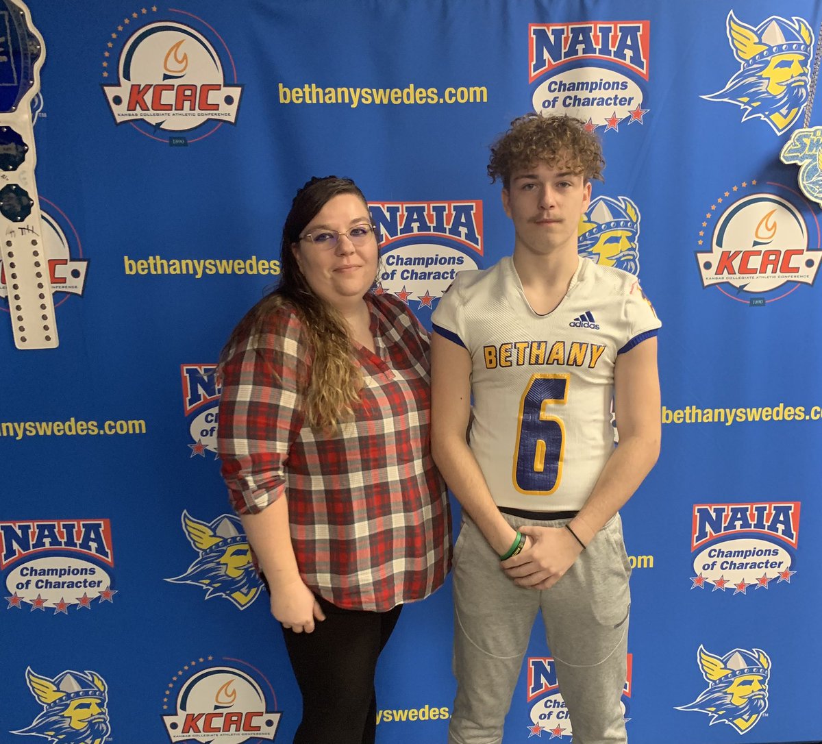 SkyWakefield3's tweet photo. Great visit at @FootballBethany thanks for having us @ForeverTrevin ⏳🇸🇪
@NHS_PantherFB @bauman_taylor https://t.co/T9f3aFjdTe