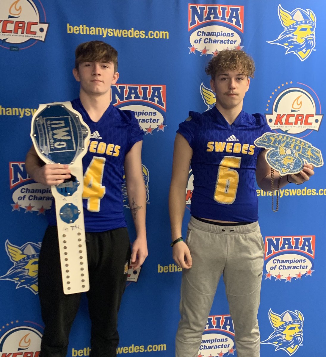 SkyWakefield3's tweet photo. Great visit at @FootballBethany thanks for having us @ForeverTrevin ⏳🇸🇪
@NHS_PantherFB @bauman_taylor https://t.co/T9f3aFjdTe