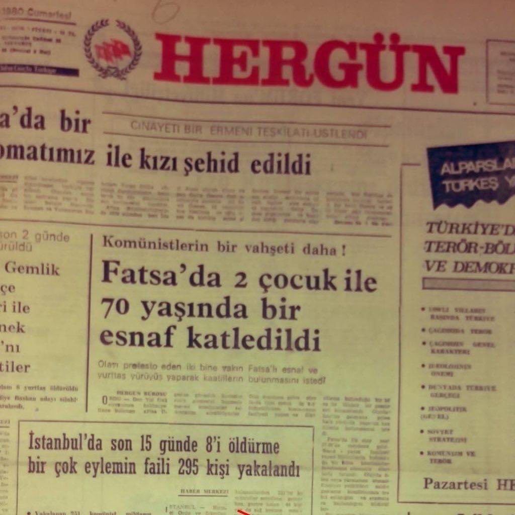 onlardiri's tweet photo. Tam 44 yıl önce, İHL öğrencisi 14 yaşındaki #ReyhanKuzu ve bir yaş küçük kardeşi #Beyhan, sahur vakti evlerini basan Dev-Sol militanlarının kurşunlarıyla can verdiler. 

Olay yeri son zamanlarda sosyal medyada methine sıkça rastladığımız Terzi Fikri’nin kurtarılmış bölgesi Fatsa’ydı. 

Bu çocukların suçu neydi?

Terzi Fikri'nin komünist militanlardan müteşekkil 7 kişilik mahalle komiteleriyle yönettiği ilçede komünistlerden başkasına hayat hakkı yoktu. 

Onlarca Ülkücü bu dönemde katledildi. Bazılarının cenazesi dahi günlerce sonra alınabildi.

Fatsa’yı kızıl teröristlerden temizlemek bir Kırım Türk’ü olan Vali #ReşatAkkaya’ya nasip olmuştu. 

Operasyon sonrası adeta sürgün hayatı yaşayan Fatsalı ülkücüler ilçeye dönmüş, caddeye Hergün gazetesinin pankartı asılmıştı. 

Elbette unutmayacağız!