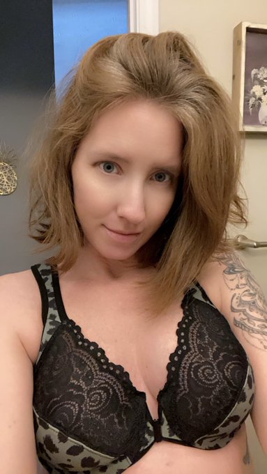 Had to get a bigger bra for these milk jugs 😜😘 https://t.co/jtlraHEd3C