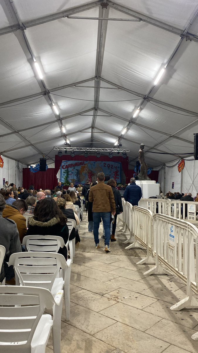 ignalopez25's tweet photo. Habra sitio pa pone la carpa, que hay una estatua en todo el medio 😂😂😂 https://t.co/Lr8YHoWYlG