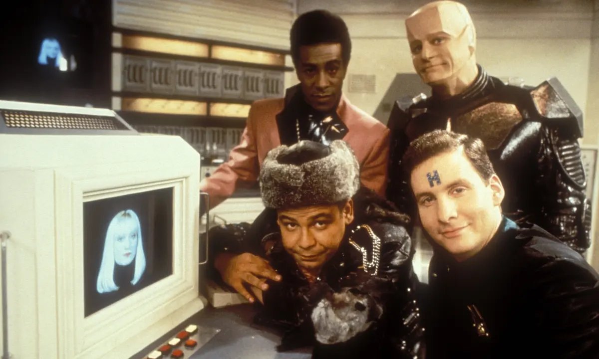 Solitarioblog's tweet photo. Enano Rojo (Red Dwarf) se estrenaba en la cadena británica BBC 2 un 15 de febrero de 1988. 😼🪐🚀
#RedDwarf #reddwarf36 #cienciaficcion #sciencefiction #UnDiaComoHoy https://t.co/AhbdMeVnIG