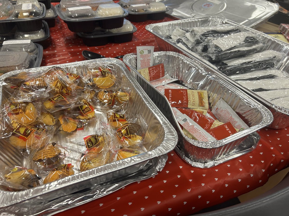 iblubman's tweet photo. Our awesome ⁦@SanchezAISD⁩ PTA spoiled our staff today with food from TSOs Chinese food. ⁦@aisdparents⁩ https://t.co/kfmAPdKzsz