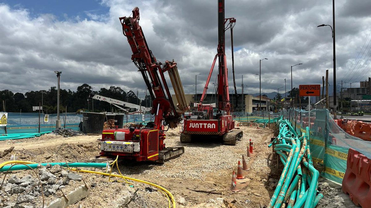 VeeduriaBogota's tweet image. 🚧 #OjoALasObras | Esta mañana, @VivianaBarbere, Veedora Distrital, visitó la obra del Intersección a desnivel entre la Autopista Sur y la avenida Bosa. 

🧵 En el hilo podrán conocer algunos de sus hallazgos…