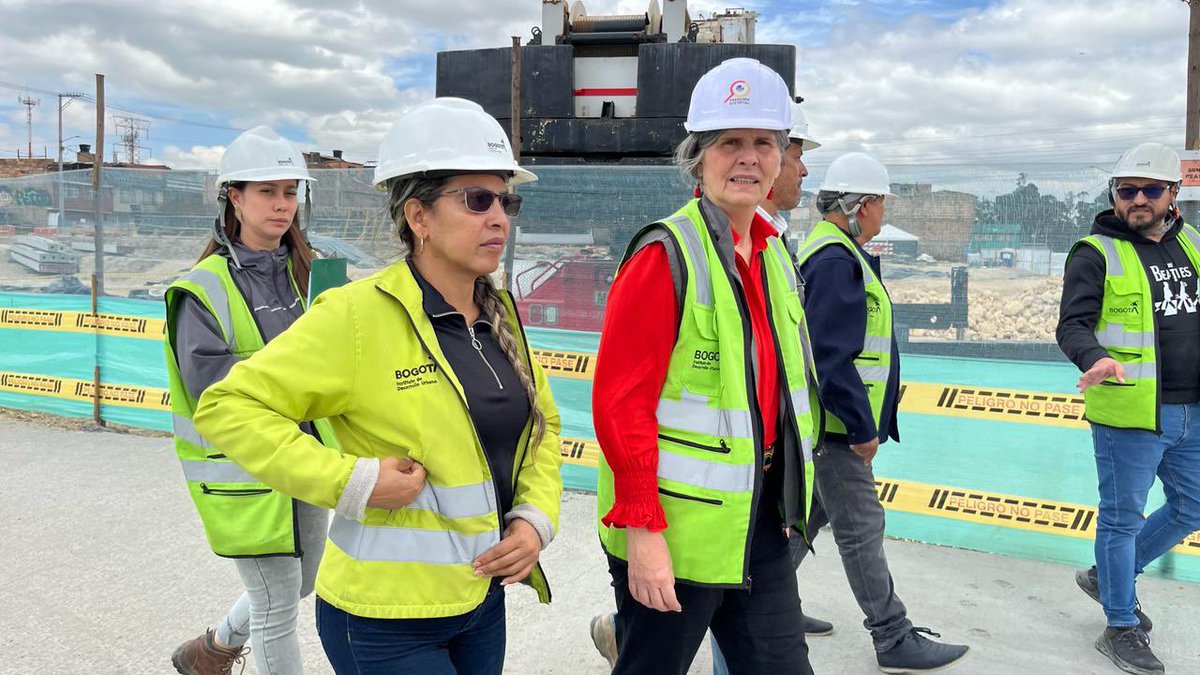 VeeduriaBogota's tweet image. 🚧 #OjoALasObras | Esta mañana, @VivianaBarbere, Veedora Distrital, visitó la obra del Intersección a desnivel entre la Autopista Sur y la avenida Bosa. 

🧵 En el hilo podrán conocer algunos de sus hallazgos…