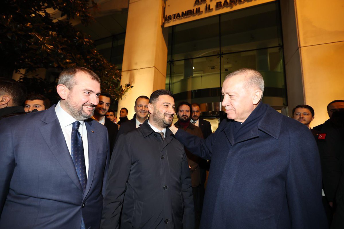 MevlutOztekin's tweet photo. Cumhurbaşkanımız Sayın @RTErdogan'ın teşrif etmesiyle, İstanbul İl Başkanlığımızda bir araya geldik. 

Kâğıthanemizden güçlü bir destekle ile çalışmalarımıza devam edeceğiz…@murat_kurum @osmannnurika @DrSerkanCntrk @NuranSevinc @SuheylHamzaTlci 

#Yenidenİstanbul #KalbimizKağıthane
