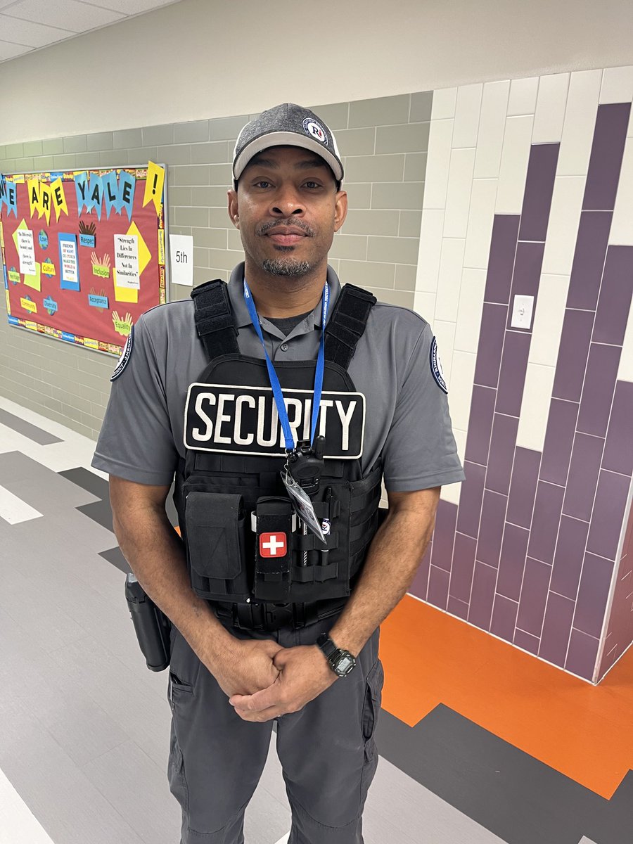 ⁦@yaleroadrunners⁩ appreciates Officer John for how much he connects with kids just as much as how he protects us. Happy SRO Day! ⁦@ccgreer28⁩ ⁦@WhiteCarolyna⁩ #RISDWeAreOne