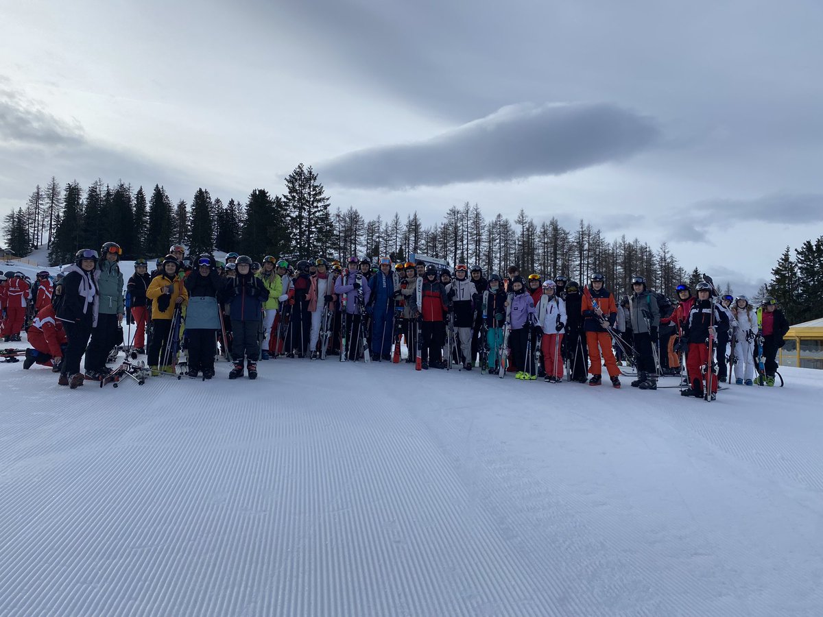 addgorffmaes's tweet photo. Wythnos arbennig yn Awstria gyda criw ffantastig o ddisgyblion a staff. Diolch enfawr i bob un ohonoch-mae di bod yn bleser llwyr bod yn eich cwmni dros yr hanner tymor. ⛷️🎿 #fiywmaes https://t.co/kWwIJiY6VS