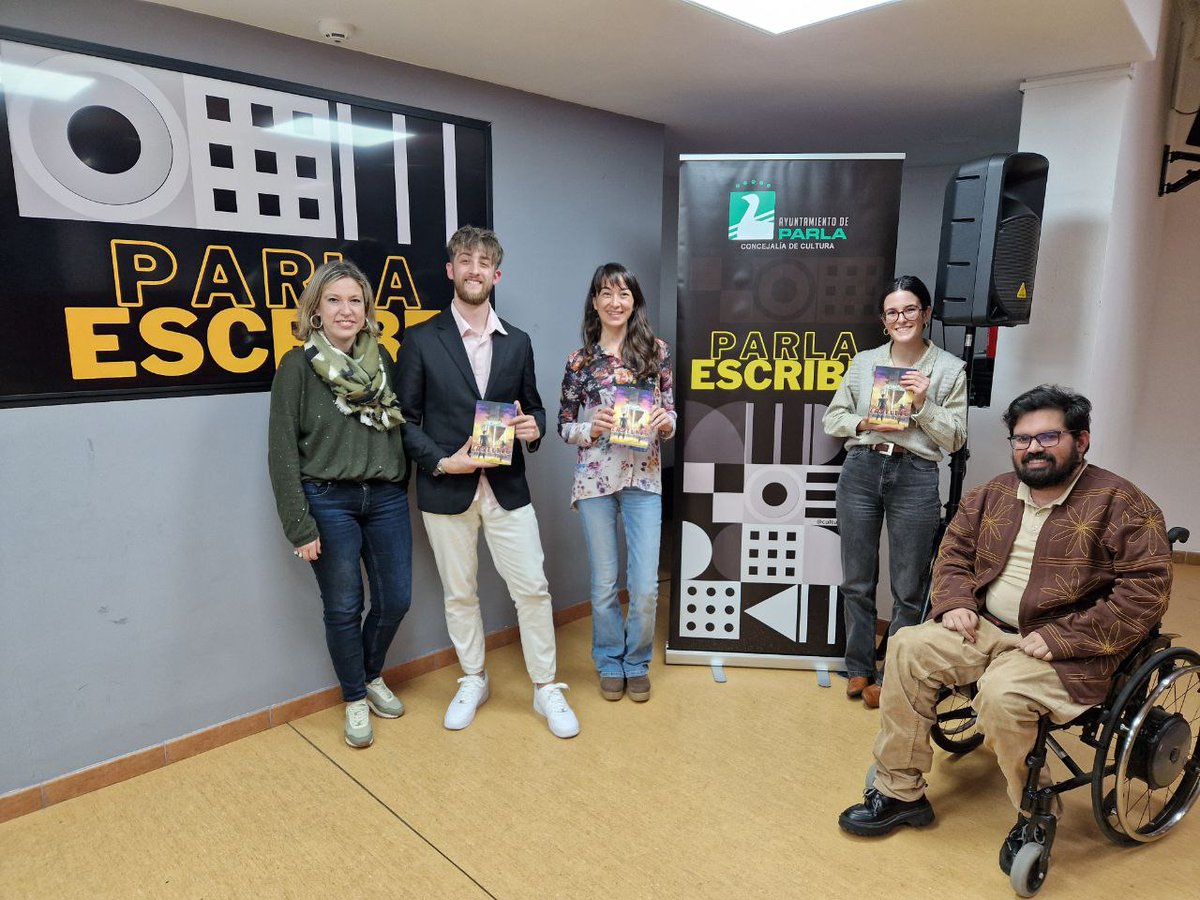 PSOEdeParla's tweet photo. Seguimos promoviendo la escritura local con la programación de #ParlaEscribe, desde la Concejalía de @CulturaParla nos traen a Alejandro Cubiles con la obra "Last live".
📚Un maravilloso encuentro con todos los vecinos y vecinas de #Parla. https://t.co/oSFaoqrC0F