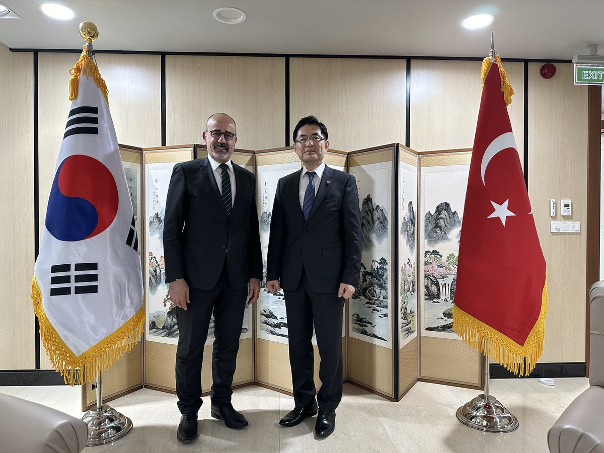 ProfErtanGOKMEN's tweet photo. Kore Cumhuriyeti’nin yeni atanan Ankara Büyükelçisi Sn. Yeondoo Jeong’u makamında ziyaret ederek yeni görevinde başarılar diledik. Yapılan görüşmede Türkiye-Kore ilişkileri ve Türkiye’de Kore çalışmalarının geliştirilmesi konuları ele alındı. https://t.co/PMRRYymlMT