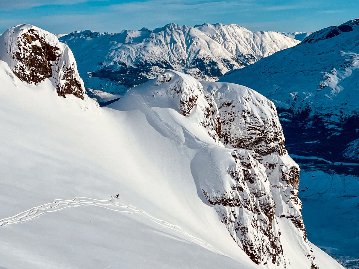 LastFrontHeli's tweet image. There seems to be an almost endless supply of bluebird days this winter. | Check out our daily ski reports here: bit.ly/3v1TQaY | #lastfrontierheli #heliskiing #heliski