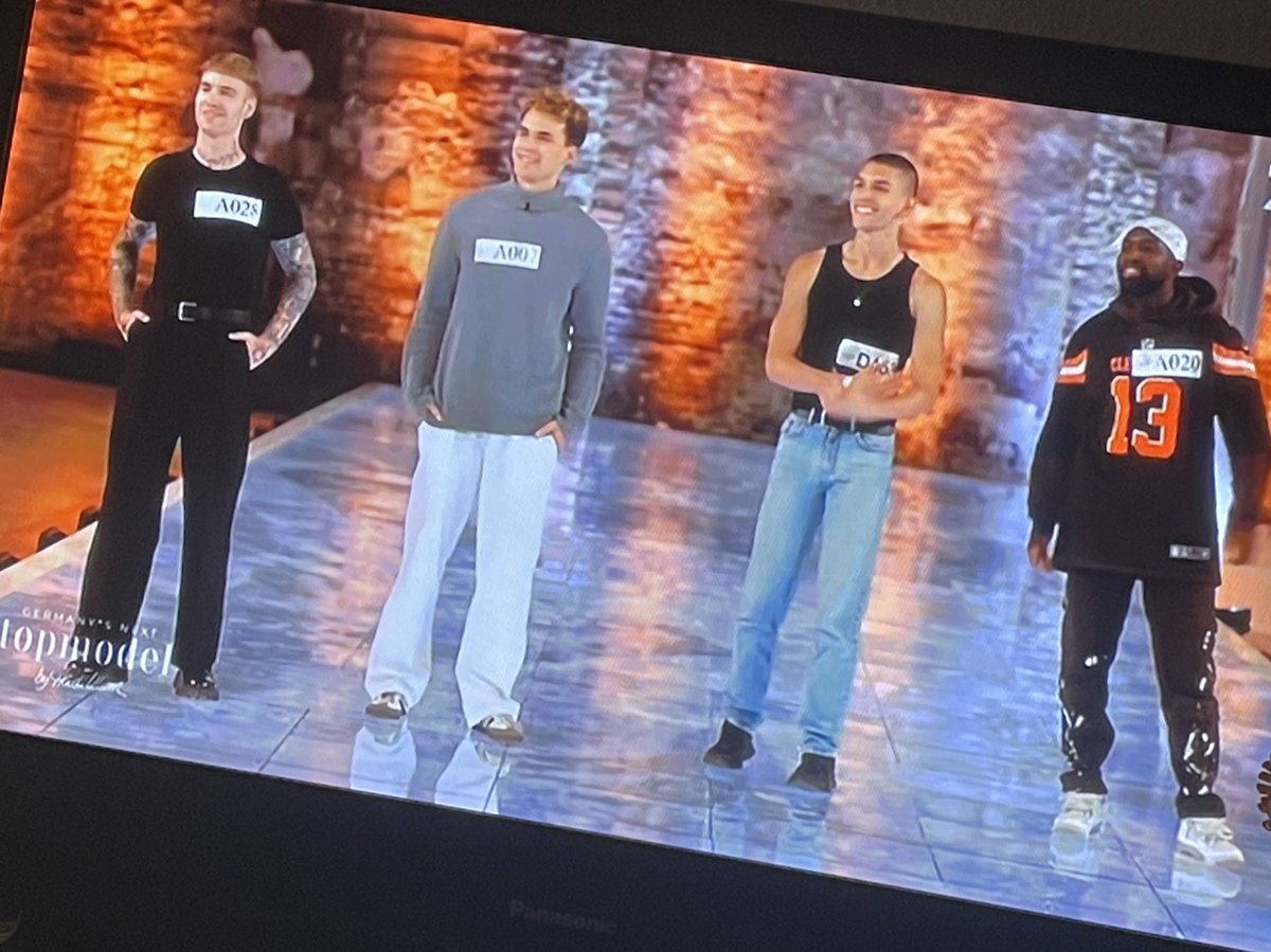 leftinahallway's tweet photo. die verkäufer bei snipes wie sie darauf warten, dass jemand den laden betritt #gntm https://t.co/MVSI0oRyt1