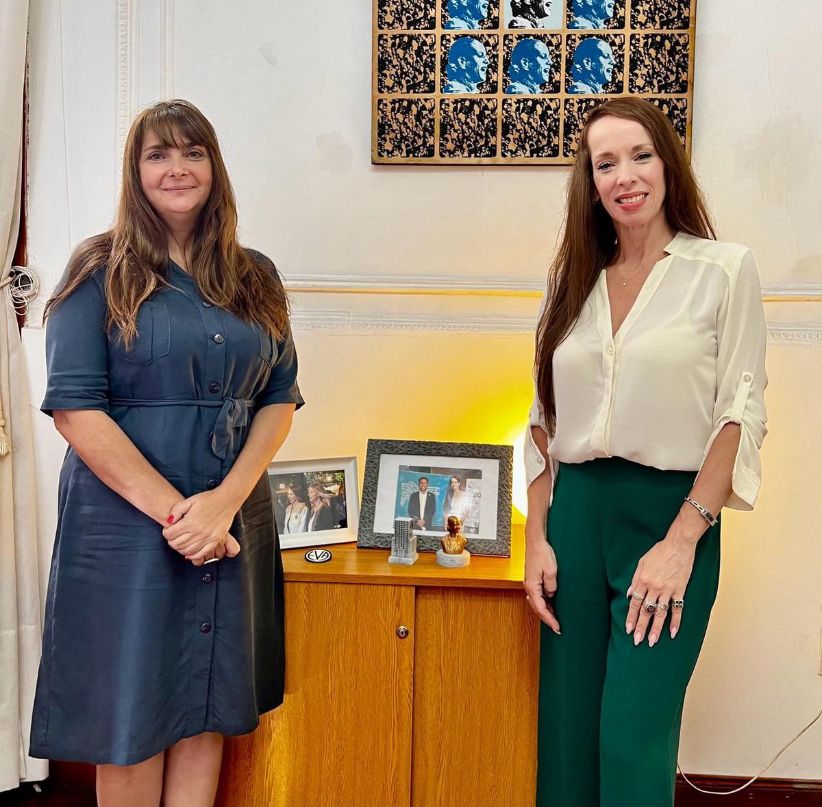 onettovictoria's tweet photo. Excelente reunión con la querida compañera @MarceCortiellas 🤝 Compartimos una charla enriquecedora sobre el poder transformador de la cultura en los barrios.

Más que nunca, las políticas culturales tienen un rol clave para tejer lazos comunitarios y reconstruir el entramado social.                                                                 Analizamos los desafíos de diseñar estas políticas en un contexto tan complejo.

Avanzamos en una agenda conjunta entre el @CulturaPBA y los espacios culturales barriales. ¡Nuestro objetivo es generar sinergias que potencien la fuerza de la cultura comunitaria! 💪
A través del arte, la música, el teatro y tantas otras expresiones, queremos acompañar a los vecinos a fortalecer sus vínculos y generar nuevos sentidos de pertenencia.

#VicenteLópez