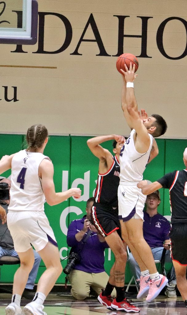 Colby_Blaine's tweet photo. 🏀🟡🟣 FUN FACT 🟣🟡🏀

@YotesHoops SR. @jake_oneil33 moves into 4th place for career rebounds! He becomes THE BEST REBOUNDER in Modern History w/ 8️⃣6️⃣8️⃣ total! The 3 leaders hail from the 1950-60s. Pretty Good Company! 👀💪

Also, 28 Double-Doubles in 112 Games! (28/112 = 25%)😈 https://t.co/VaLSCyPyZv