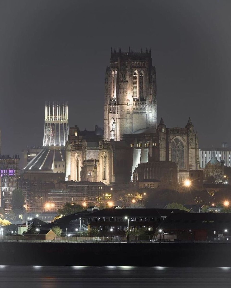 📸 | One City, Two Cathedrals ❤️

Photo by <a href="/DaveMort7/">Dave Mort</a>