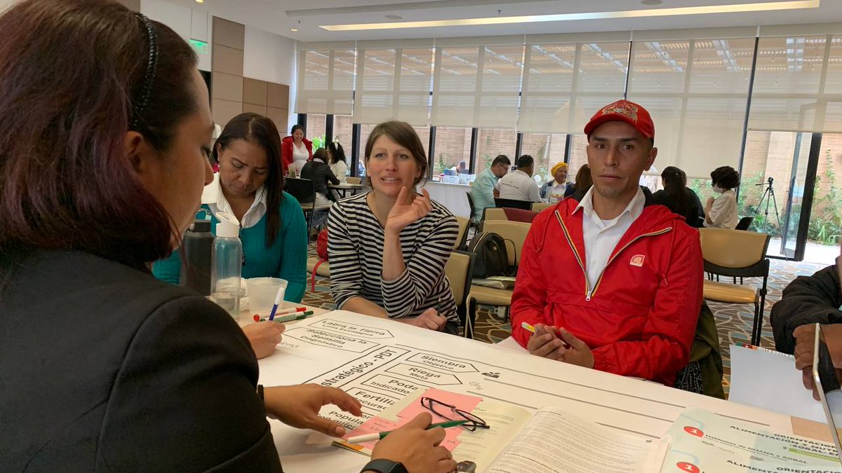 FIANColombia's tweet photo. #PoderPopularAlimentario | Líderes, lideresas, tomadores de decisión de políticas públicas y equipos técnicos se preparan para incluir el Derecho Humano a la Alimentación y la Soberanía Alimentaria en los Planes de Desarrollo Territorial. https://t.co/97AVjBs8Qa