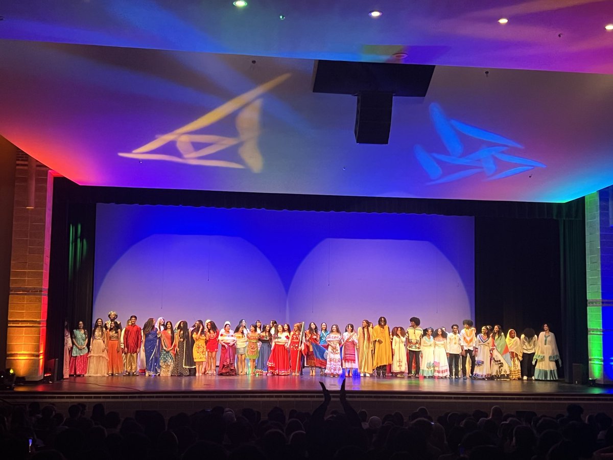 BEAUTIFUL!!! 🤩 Multicultural Assembly ⁦<a href="/SHS_Mustangs/">Sachse High School 🎓</a>⁩ 💙🤍🧡   #RunMustangsRun 🐎