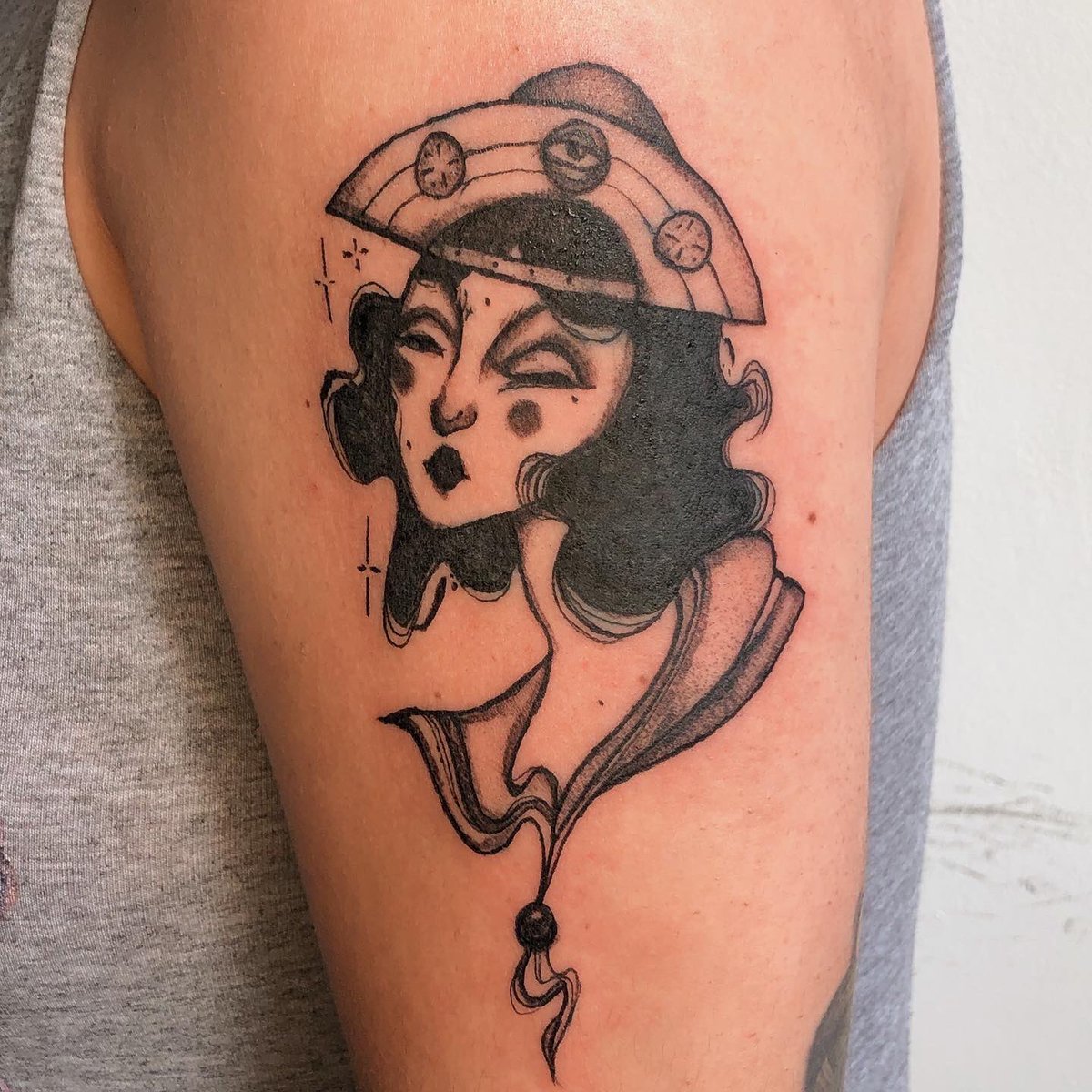 TonhaLua's tweet image. tenho 22, moro em natal rn e to afim de criar uns contatos em outros estados pra sair espalhando meu trampo por aí ✨ (também faço umas pinturas