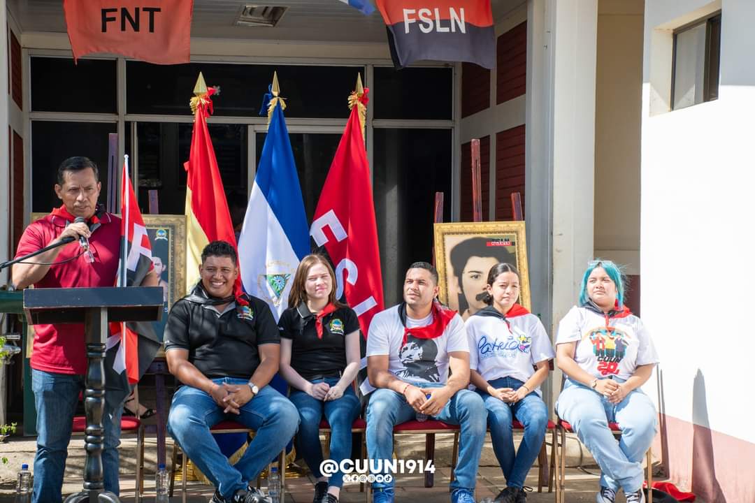 cuununan's tweet photo. Entrega de floral y guardia de honor en el busto Mauricio Díaz Müller, en conmemoración 45 aniversario de nuestros Héroes del Calvario.

#LaPatriaLaRevolución
#CUUN1914 https://t.co/m7olvwYXVm