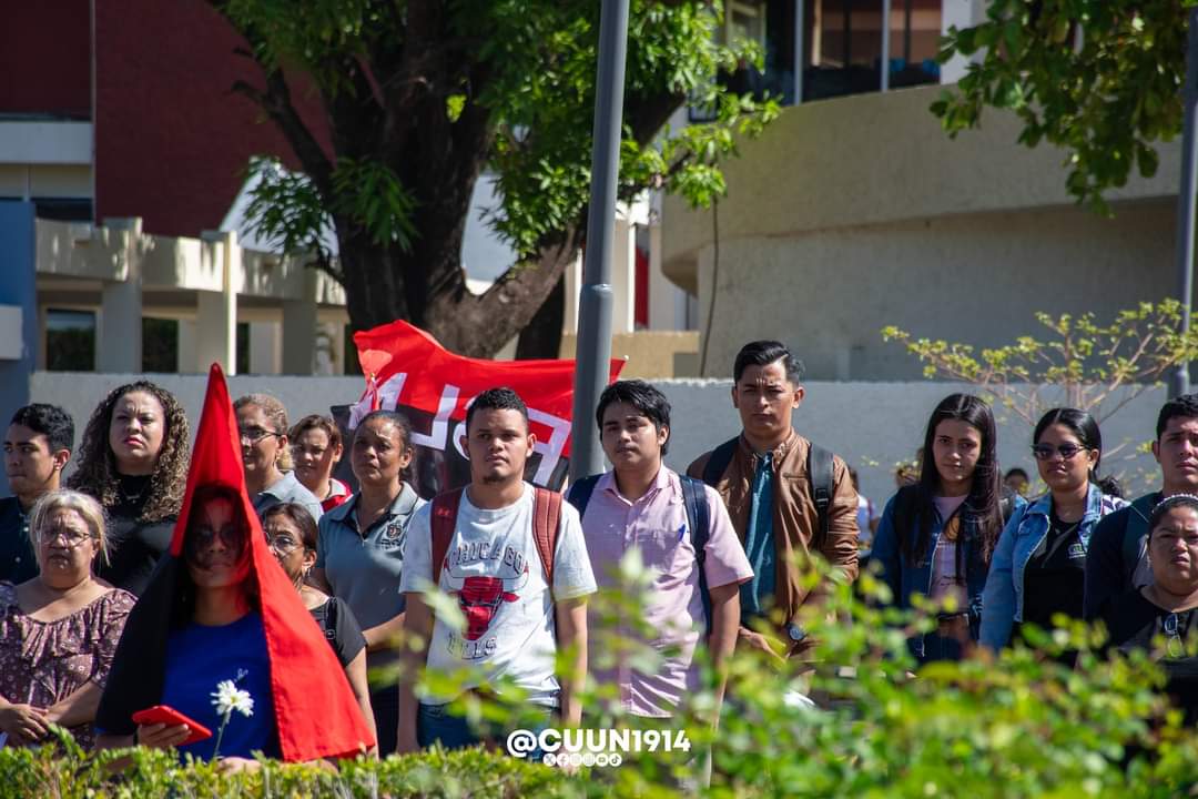 cuununan's tweet photo. Entrega de floral y guardia de honor en el busto Mauricio Díaz Müller, en conmemoración 45 aniversario de nuestros Héroes del Calvario.

#LaPatriaLaRevolución
#CUUN1914 https://t.co/m7olvwYXVm