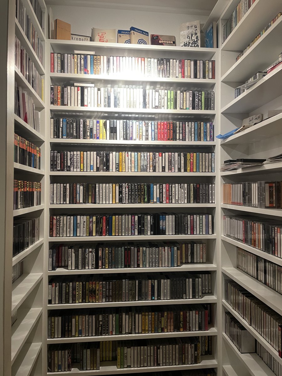 Eindelijk! Na jaren bandjes terugspoelen, hoesjes schoonmaken en op alfabet zetten, is nu ook de lijst met alle cassettes in het archief online: diggindemos.nl/lijst-democass…. Nu weer tijd om verhalen te schrijven, archiveren op Discogs, een podcast starten en nieuwe demo's jagen ;-)