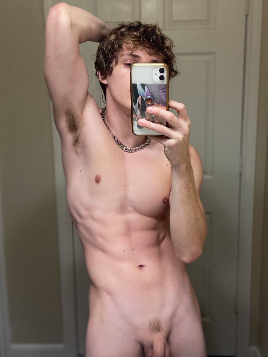 angel_pubby's tweet photo. Mirror mirror on the wall https://t.co/z21BOOP50x