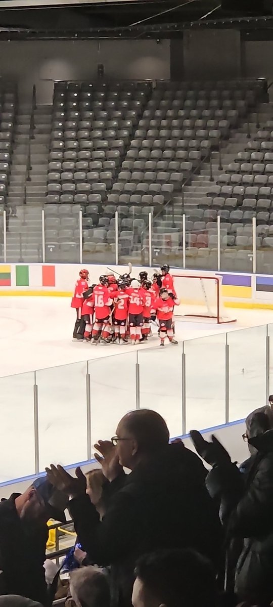 End of the game and it's England that play in the next round of <a href="/tournoipeewee/">Pee-Wee Quebec</a> with a narrow 2-1 win this morning!

#Eliteplayerpathway 
#ENTPitch