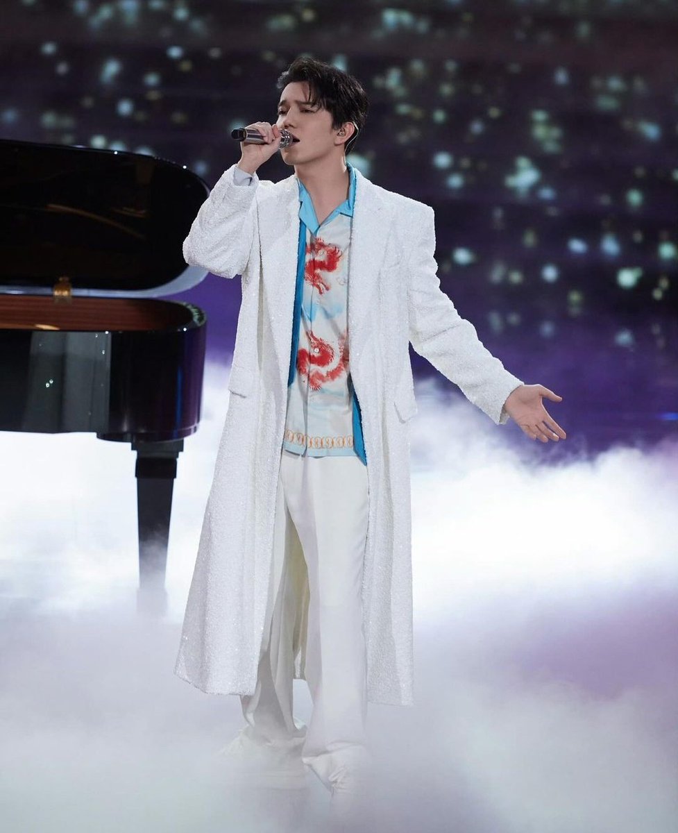 @Fanclub_phoenix DEARS LOVE DIMASH 
#Omir  #Omir_Dimash 
#DimashVoiceOfHearts Прекрасный и несравненный голос Димаша является мощным проводником, благославляя им наши уши, сердца и души.