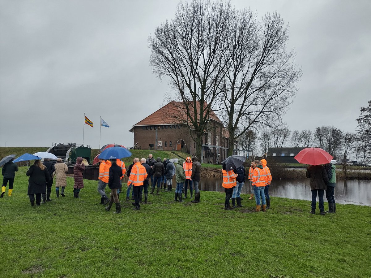 HarroPruijssen's tweet photo. Het Ettenlandsch Kanaal is breder gemaakt: meer garantie voor droge voeten van inwoners en het is verbindingszone voor natuur tussen #Wieden - #Vollenhovermeer
@mvonmartels is trots op samenwerking tussen @ProvOverijssel @BoskalisNL @WDODelta en inwoners
#Nat2000 @N2000NL https://t.co/jdMdYuymcK