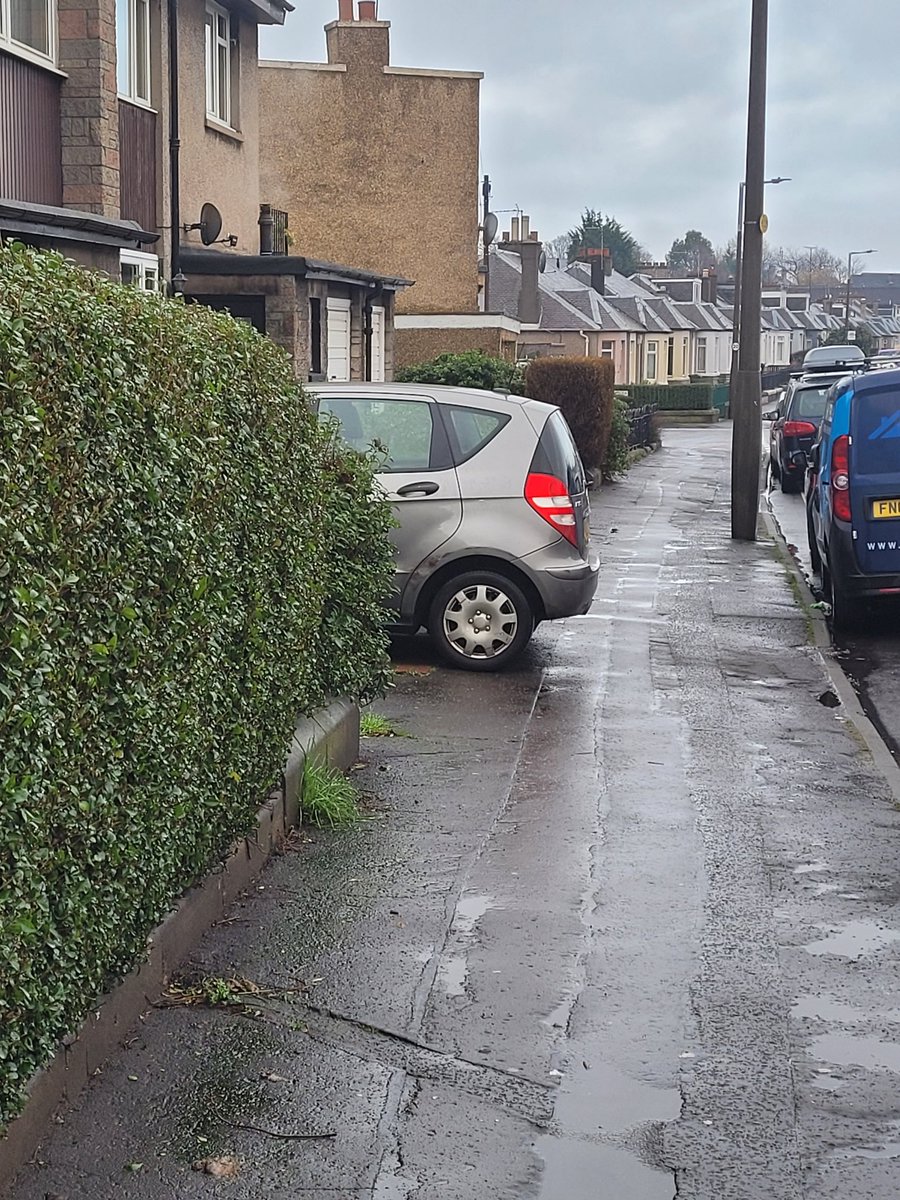 eden_indeed's tweet photo. @edinhelp does this qualify as pavement parking? https://t.co/CUJZdN5Z2l