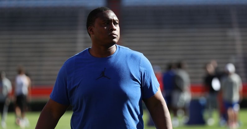 BREAKING: #Gators offensive line coach Darnell Stapleton has been hired by an NFL team. 

DETAILS: on3.com/teams/florida-…