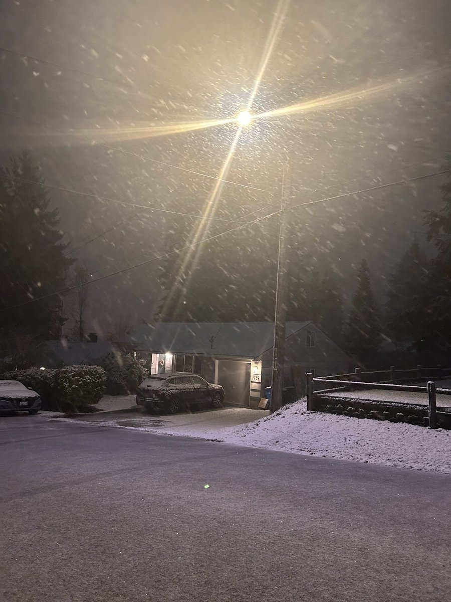 Producer_Britt's tweet photo. I was not ready for snow today @KING5Seattle https://t.co/BvaxLTZyTw
