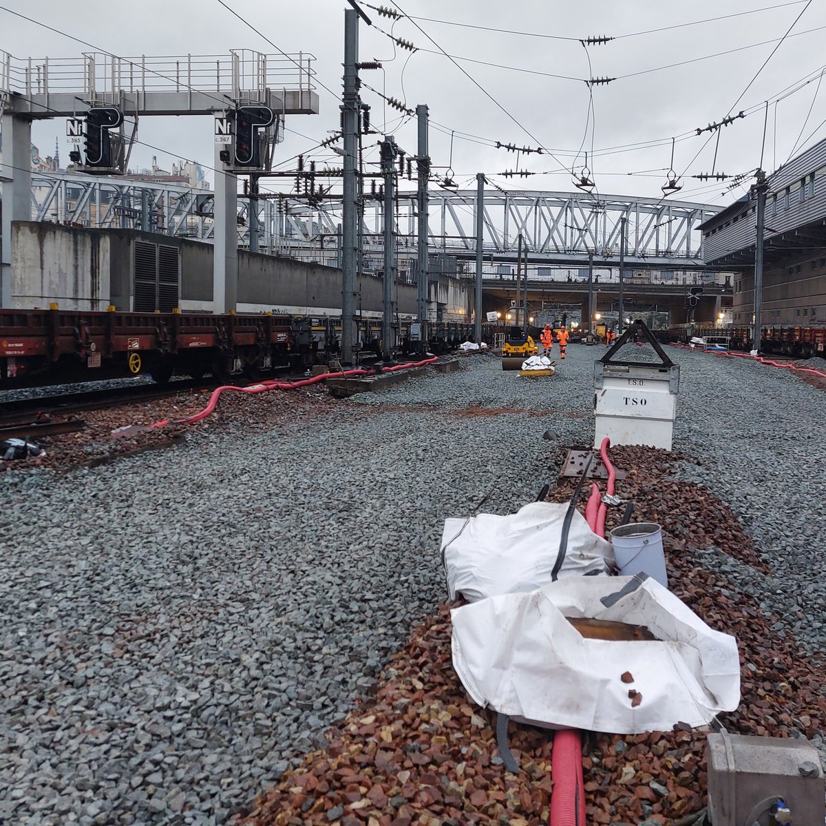 LigneH_SNCF's tweet photo. 👀 Le saviez-vous ? 

C'est le plus gros chantier de rénovation ferroviaire d'Europe

🚦 43 aiguillages et 1700 mètres de voies flambants neufs

👷‍♂️ 300 agents @SNCFReseau et partenaires mobilisés

Une vue pas banale de la sortie de Gare du Nord, côté voies 33 à 36 🔽 https://t.co/4wo19df756