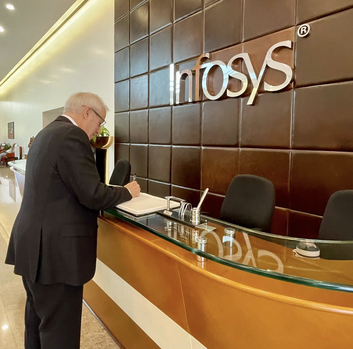 VictorFedeli's tweet photo. With tech titan @Infosys, a global leader in next-gen digital services &amp; consulting!

They opened a new digital development centre in #Mississauga in 2021 &amp; a new subsidiary in #Ottawa in 2023.
 
We thanked them for choosing #Ontario &amp; creating 4,700+ globally-coveted jobs! https://t.co/ggbFwVmbPa