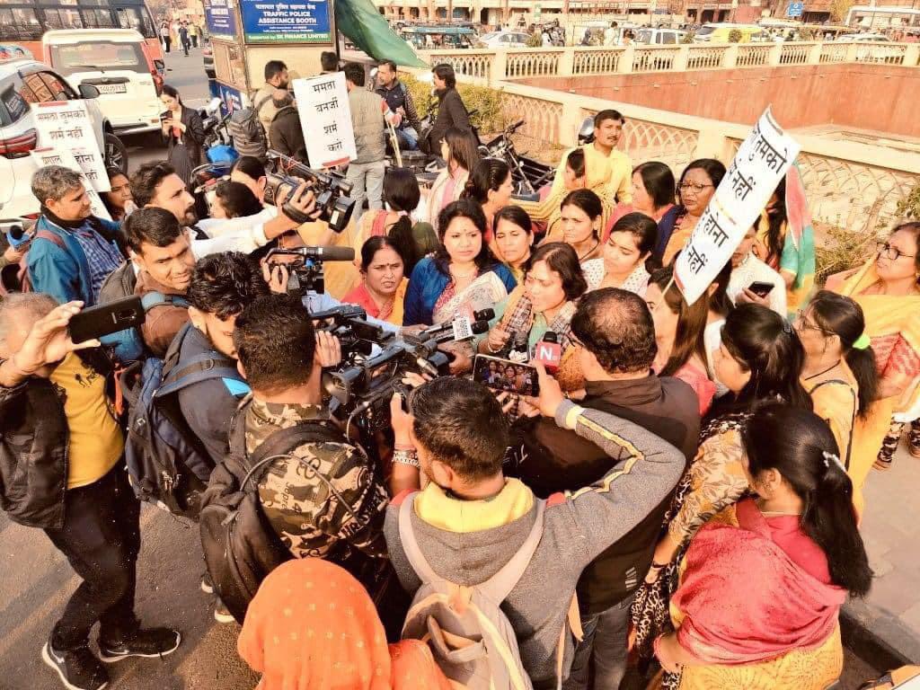 _murtimeena's tweet photo. *पश्चिम बंगाल में हिन्दू महिलाओं के साथ हो रहें अत्याचार के खिलाफ भाजपा महिला मोर्चा का प्रदर्शन जयपुर राजस्थान में किया गया
#BJP4IND #WomensRightsAreHumanRights  #NariShakti https://t.co/E9fvqHbQS7