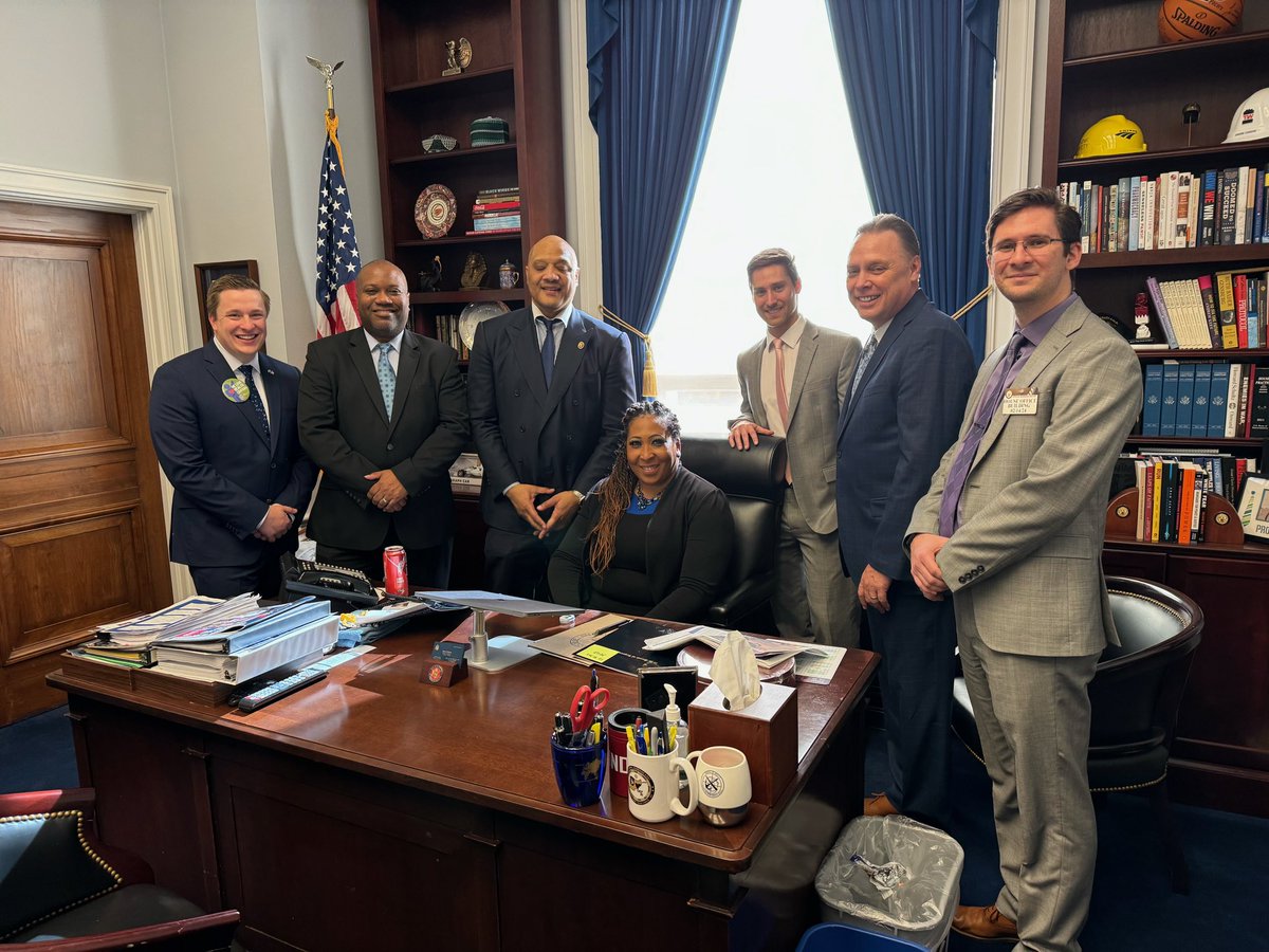 hlstevenson2's tweet photo. We had a great time meeting yesterday with @RepAndreCarson while visiting the Capitol during the @NACHC P&I Forum in Washington D.C. Thanks for supporting health centers across the U.S. including the 14 @EskenaziHealth Center sites in Indianapolis. #ValueCHCs #PIForum24 https://t.co/p1jIlx7dJW