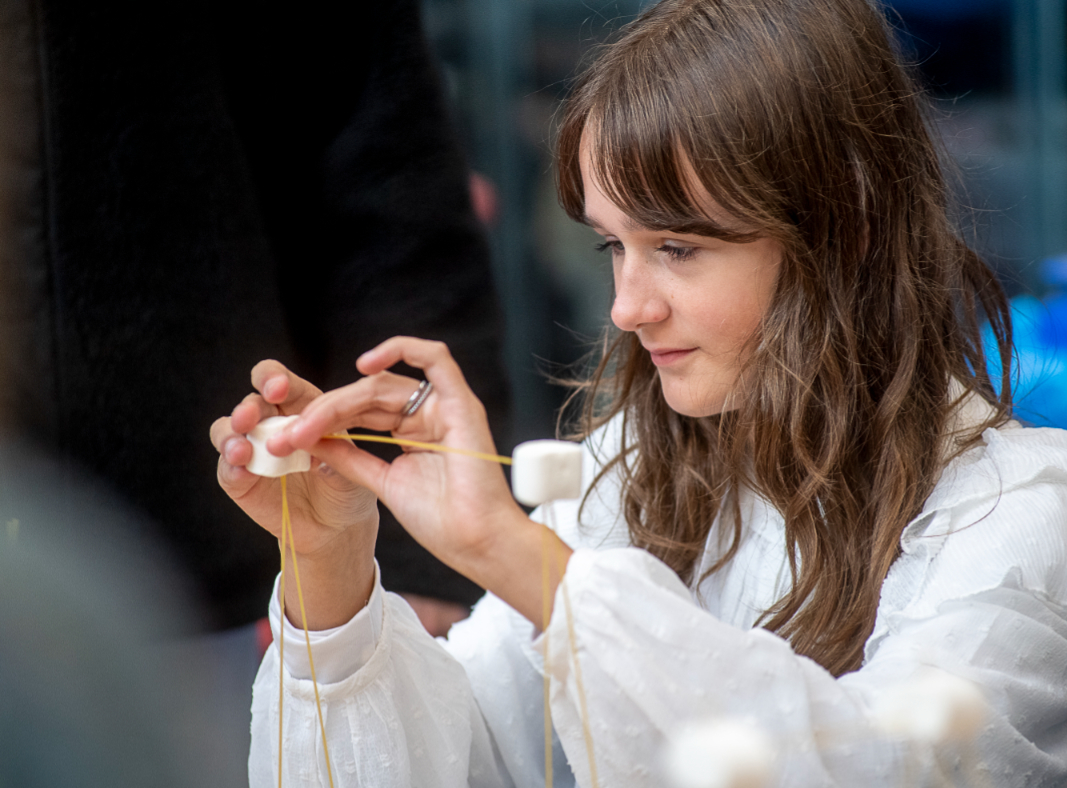 Kom Science Centre on Tour testen! Wij hebben testers nodig voor ons nieuwe reizende science centre met leuke workshops en interactieve demonstraties. Op 23 februari testen we prototypes van alle activiteiten. Meld je gratis aan: edu.nl/8jqyy