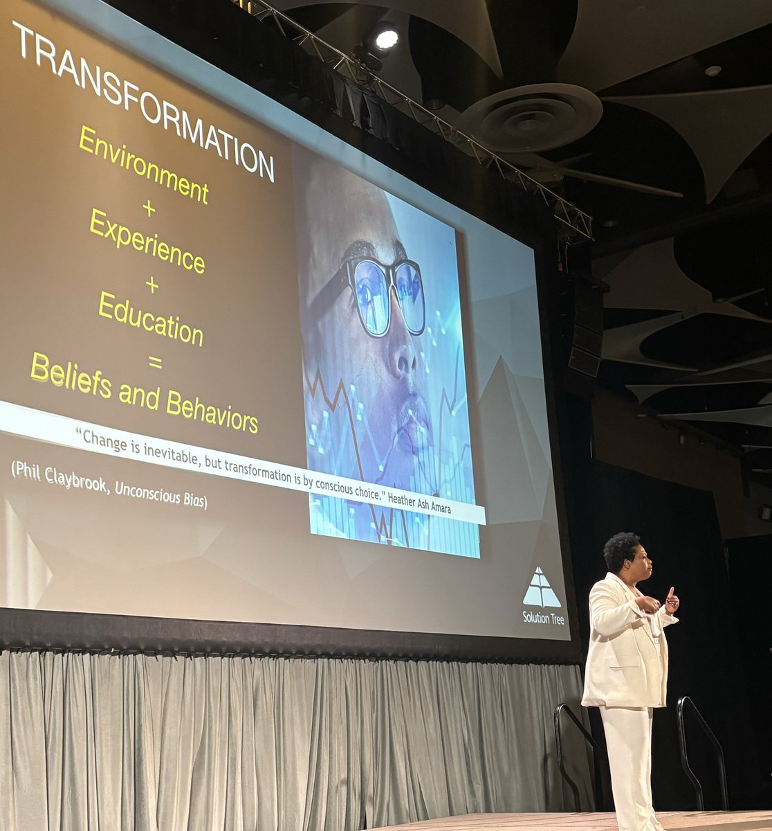 Alicia Bates tweet media