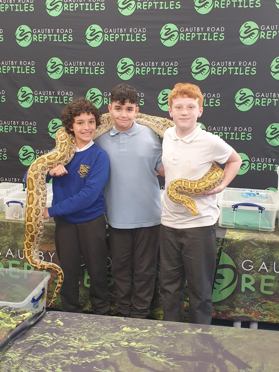 MerPolWirral's tweet photo. Day 4 #MiniPathfinders at Our Lady & St Edwards
This morning officers re capped the week via a fun and interactive game.
@SaleSharksFdn spoke about discipline, Mental health & Wellbeing.
@GautbyRoad provided reptiles as a reward to help build confidence.
#Prevention https://t.co/IGM248yjcg