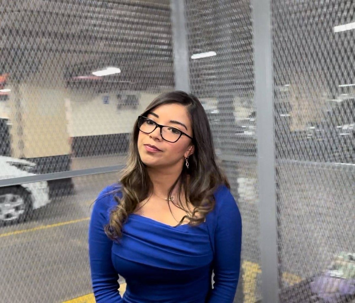 Ricigt1's tweet photo. 🚨🛑 ¡Inaceptable! Alejandra Chiroy, trabajadora del #TSE, se presentó ante el juzgado del #JuezOrellana quien autorizó la orden de captura en su contra. Antes de que el juez pudiera recibirla, el MP de #ConsueloPorras la detuvo en tribunales para dar su espectáculo. #ManipulaciónJudicial #CorrupciónJudicial #SOSGuatemala ⚖️😡