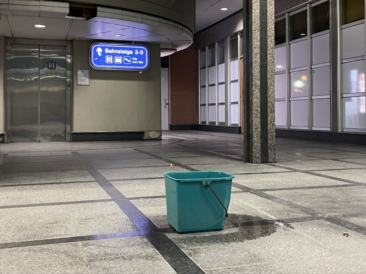 AndreasWiede's tweet image. Again a stop at #Bregenz 🇦🇹 train station - checking whether the famous #Eimer #Kübel 🪣 is still there 🤓. It is, at exactly the same place - where there is a leak from the roof - but wait: it’s not the same #bucket as last time. Different colour, different type of handle … 🧐.