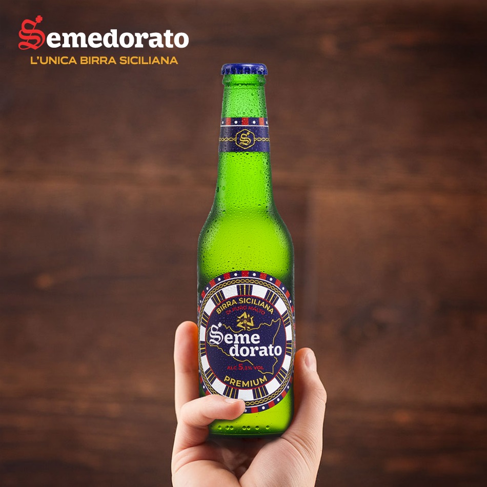 Il blu, il bianco e il rosso sono i colori dello 𝘀𝘁𝗲𝗺𝗺𝗮 𝗱𝗲𝗴𝗹𝗶 𝗔𝗹𝘁𝗮𝘃𝗶𝗹𝗹𝗮. Con la triscele, simbolo della Trinacria e con la rappresentazione geografica della Sicilia, la 𝗣𝗿𝗲𝗺𝗶𝘂𝗺 è un vero e proprio orgoglio siciliano. 
#semedorato #birrasiciliana