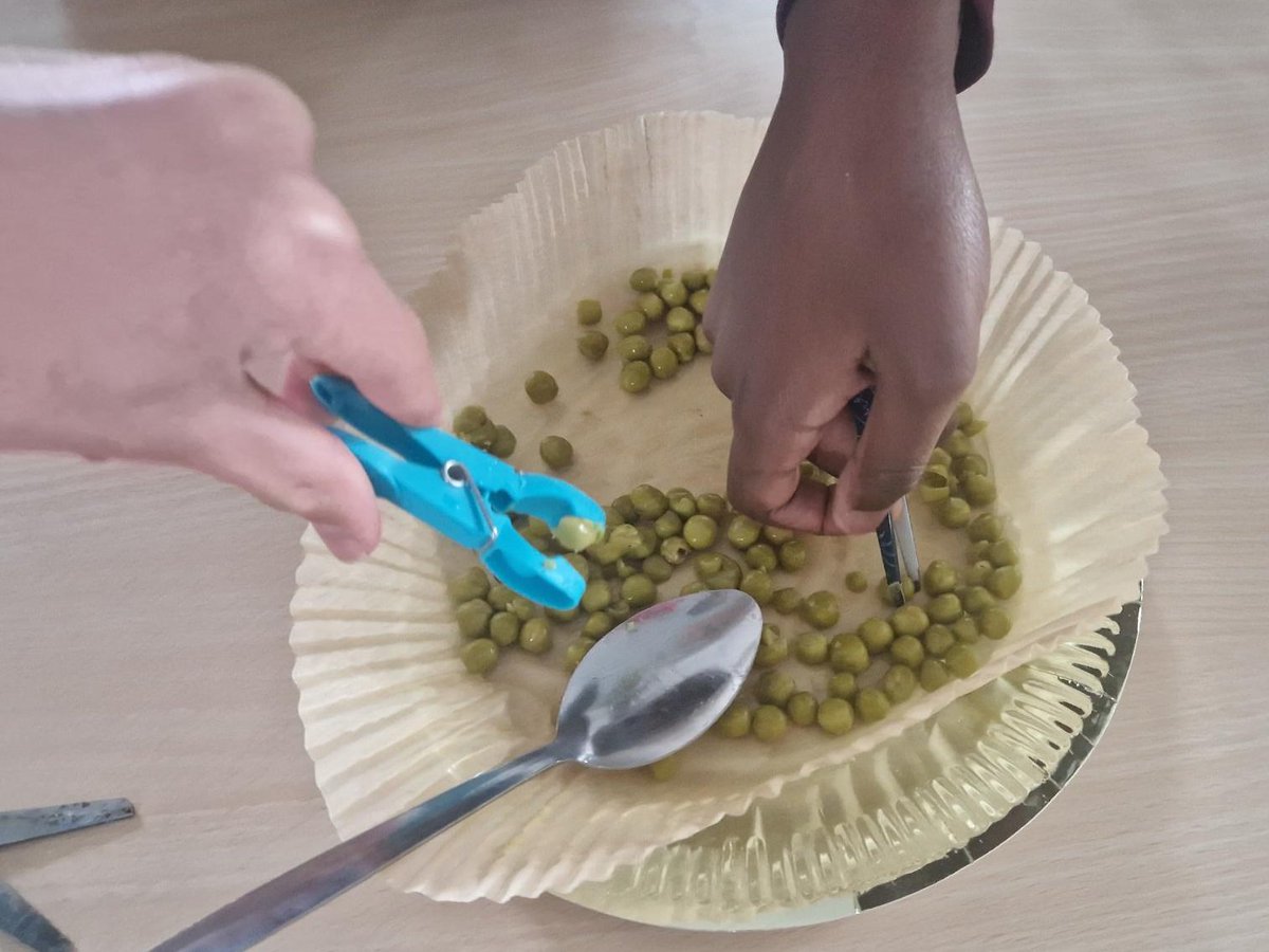 exton_mary's tweet photo. As part of Science week and linked to our topic 'Evolution and Inheritance', Yr6 children had fun investigating how successfully different 'beaks' were able to pick up different 'food', just as Darwin did! They made some excellent observations! Well done Yr6! #MEScience #STEM https://t.co/x6N2NljgDD