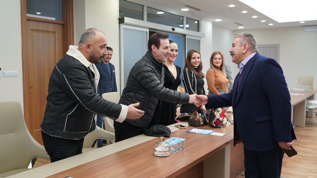 AvMuhammetSunar's tweet photo. • Belediyemiz Türk Musikisi Topluluğu Şefi Selçuk İçoğlu ve icra heyetini belediyemizde ağırladık. Yeni dönem adaylığımız için tebriklerini paylaşan kıymetli konuklarımıza, nazik ziyaretleri için teşekkür ediyorum. https://t.co/OpZD4bB5h2