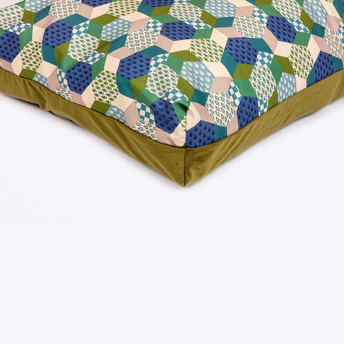 stylishdog's tweet photo. The Laura Ashley Thistle design features a beautiful duo of sumptuous moss-coloured velvet fabric and delicate patchwork cotton print. #lauraashleyuk #dogbedsuk https://t.co/ZTbNNfIfYL