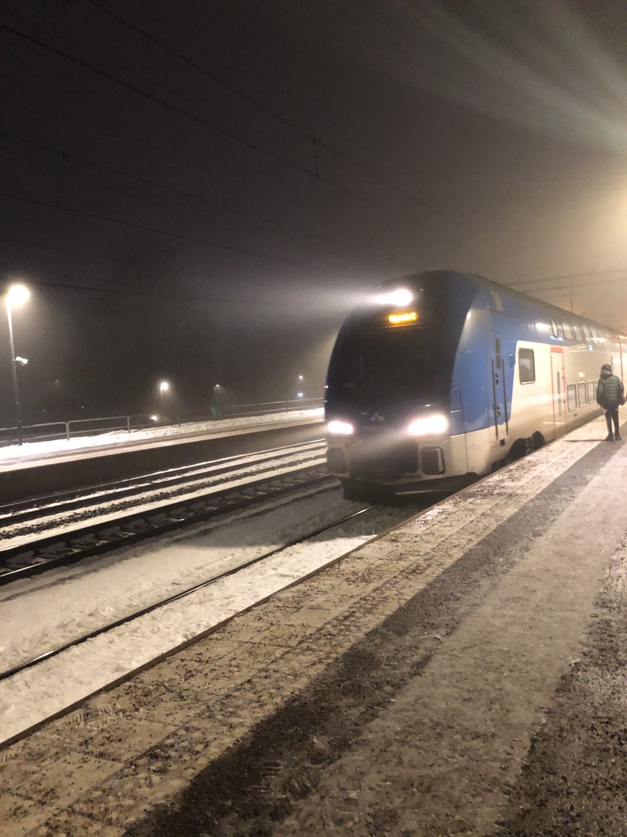 MagisterPelle's tweet photo. Mot Katalin och Soundtrack of Our Lives!
Grabbgänget, mat och öl.
#najs https://t.co/4hRFOabZu4